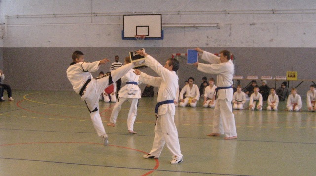 Le club de Taekwondo de Sarreguemines: Démonstration à Behren-les-Forbach
